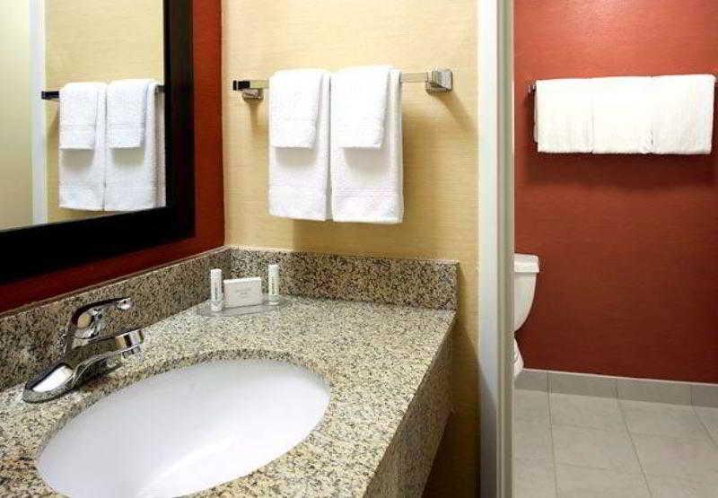 Courtyard Brandon Hotel 3*